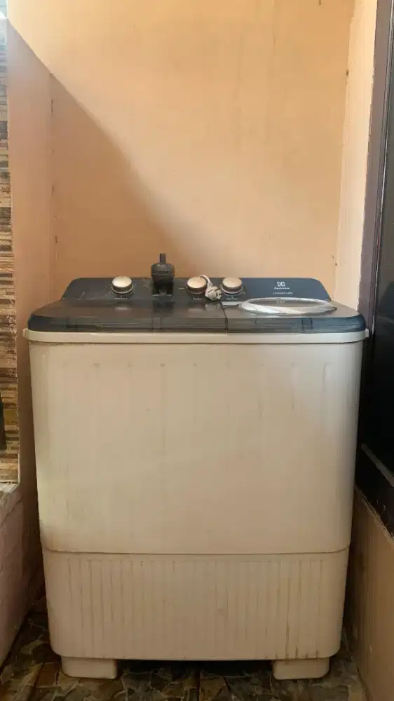 Di jual mesin cuci bekas 2 tabung  Electrolux