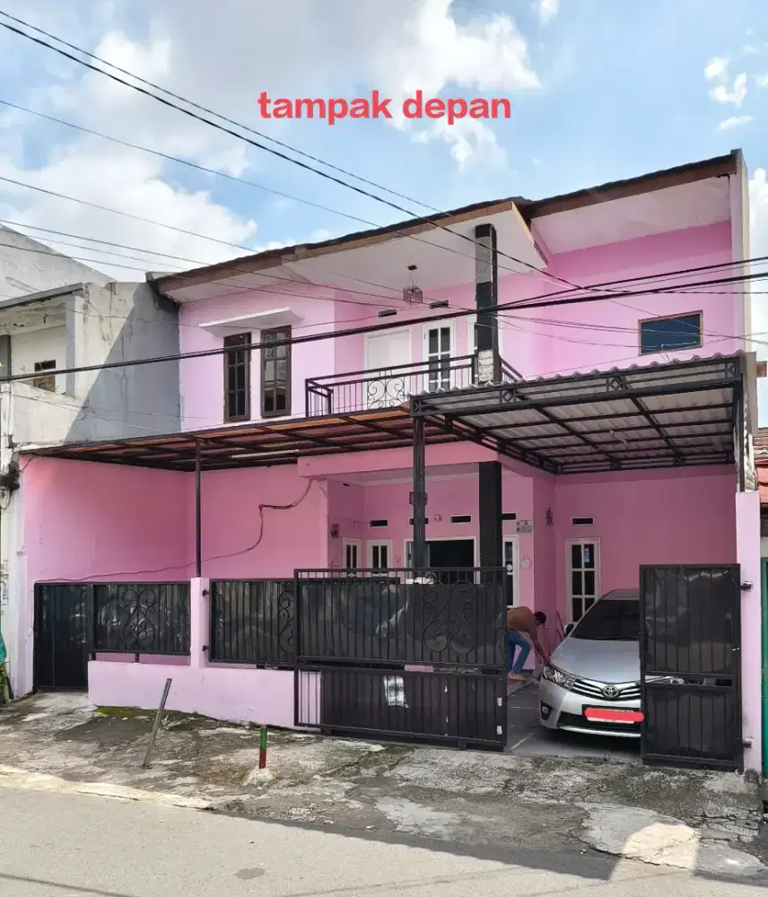 Rumah Pink Pinggir Jalan