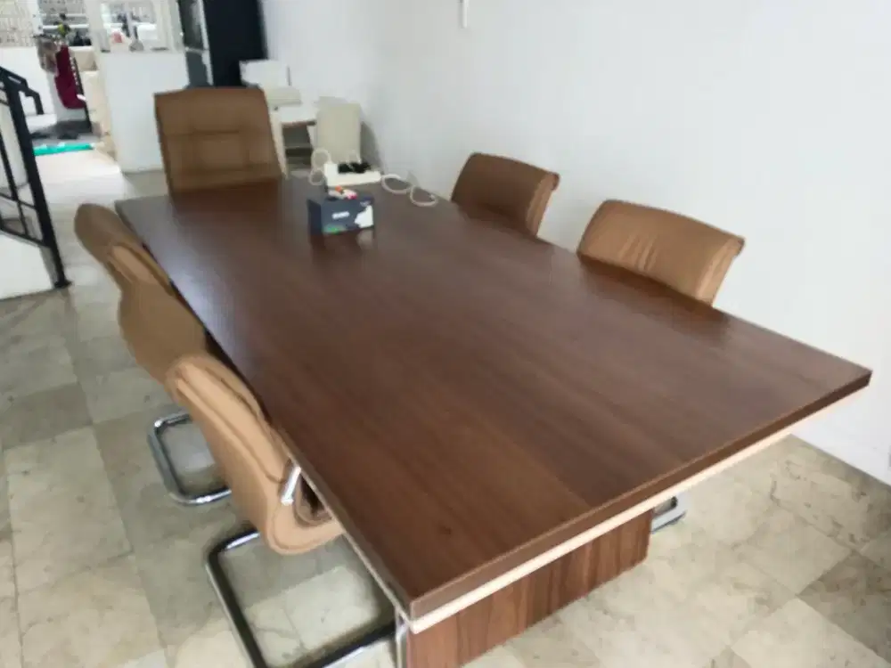 Meja miting dan 5 kursi merk informa