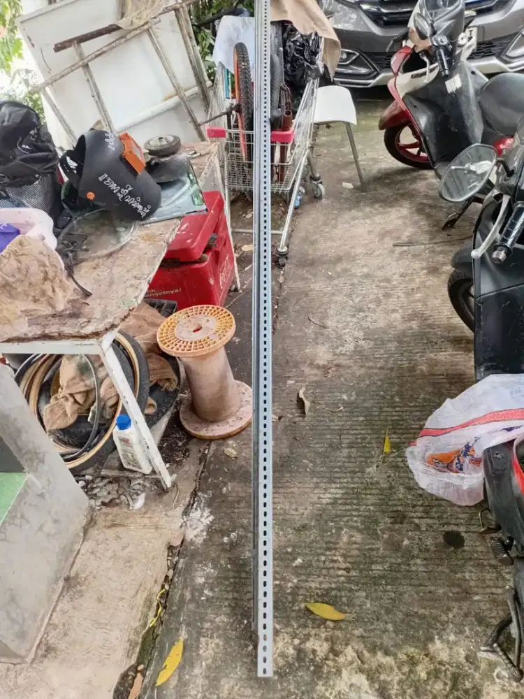 Besi siku lubang 9 batang