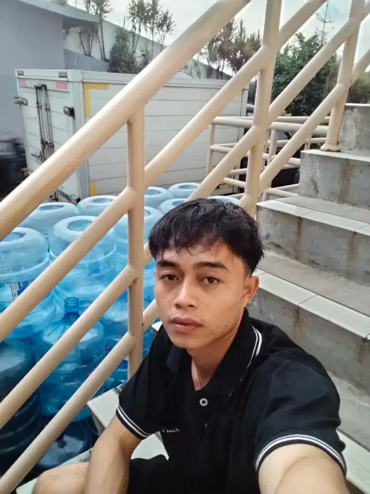 Men cari lowongan pekerjaan