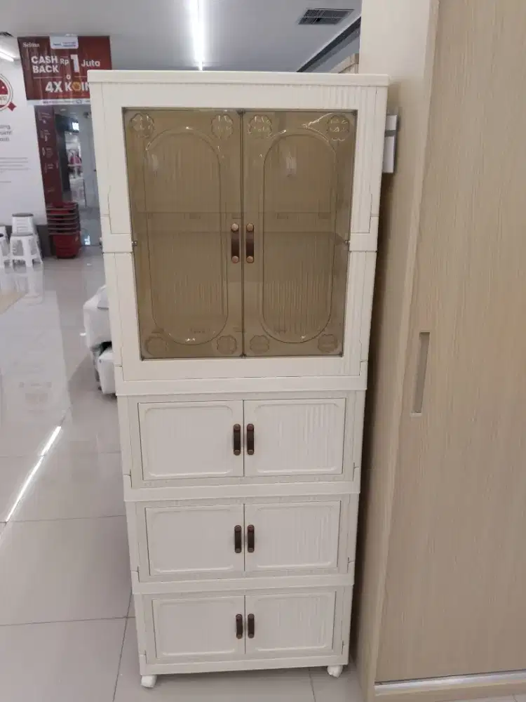 Lemari pakaian plastik