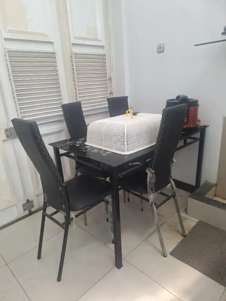 Set meja makan+4 bangku
