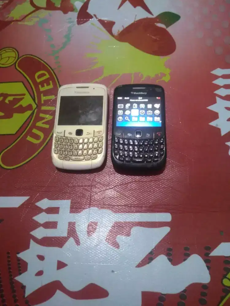 Jual 2 hp black Berry yang satu hidup yang satu engga ada batere