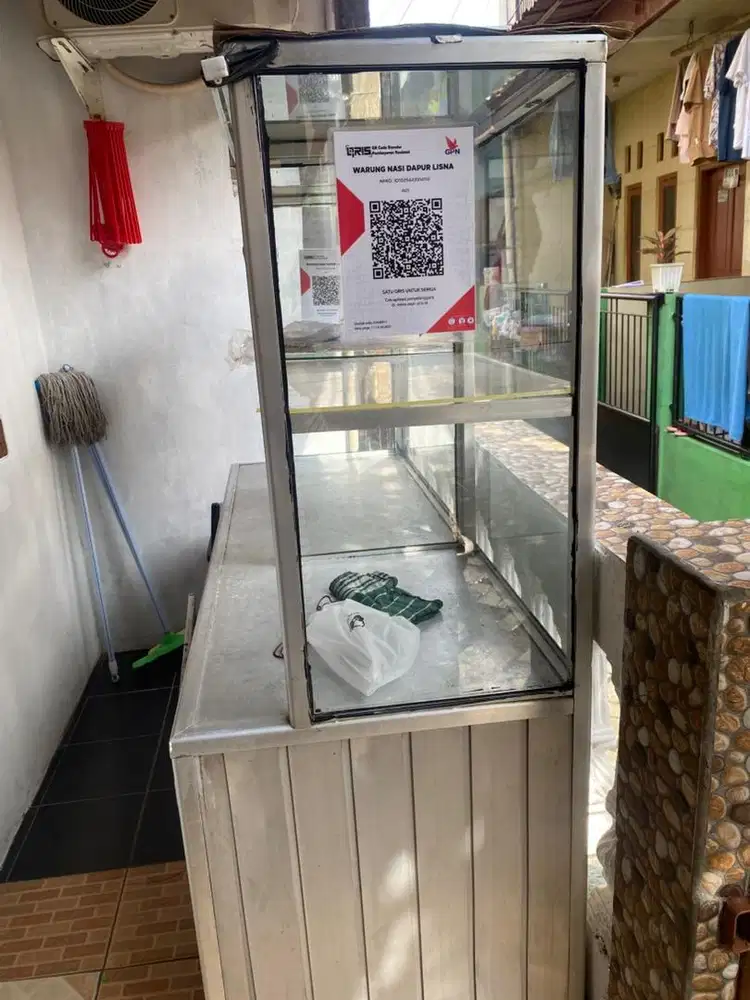 Etalase bekas warung nasi