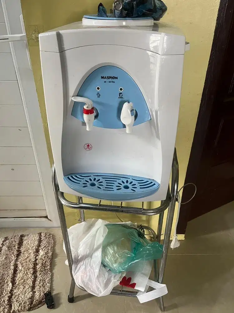 Dispenser beserta dudukannya