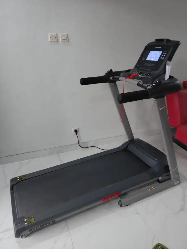 Treadmill Elektrik Kondisi 98% , Merk Richter incline otomatis.