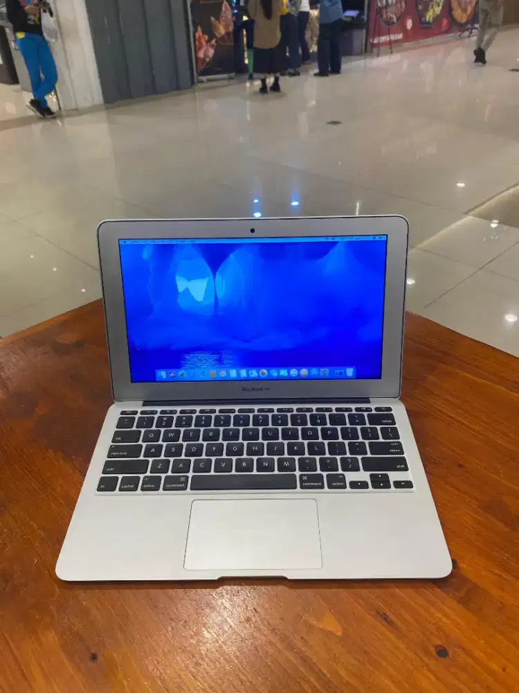 Macbook Air 11 inch , 2014