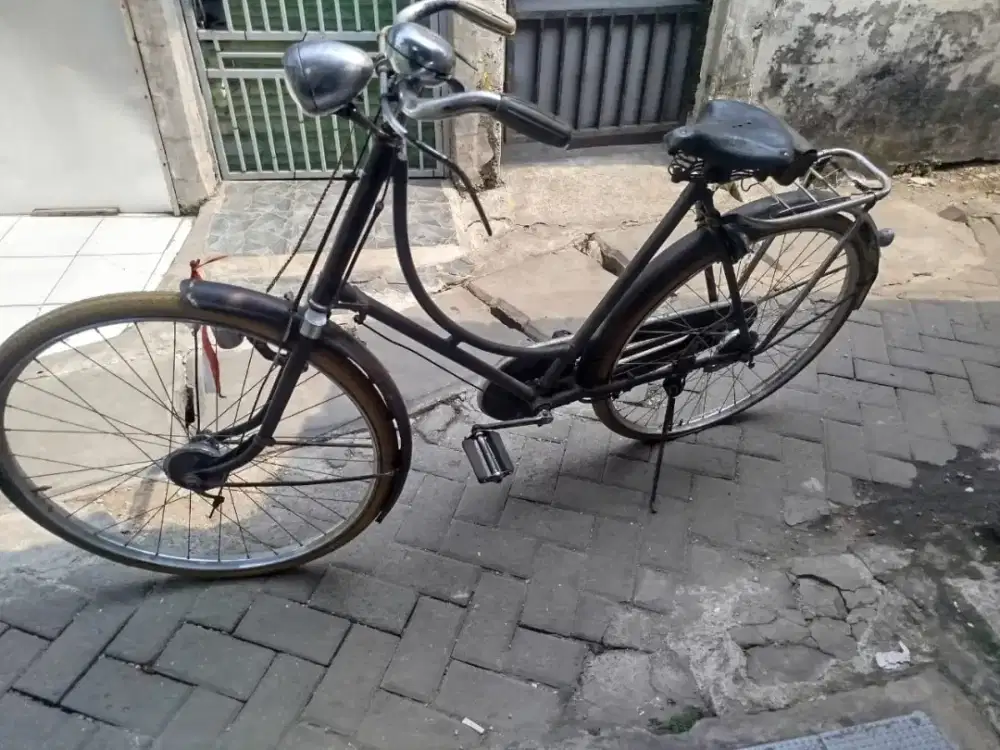 Sepedah onthel merek batavelus