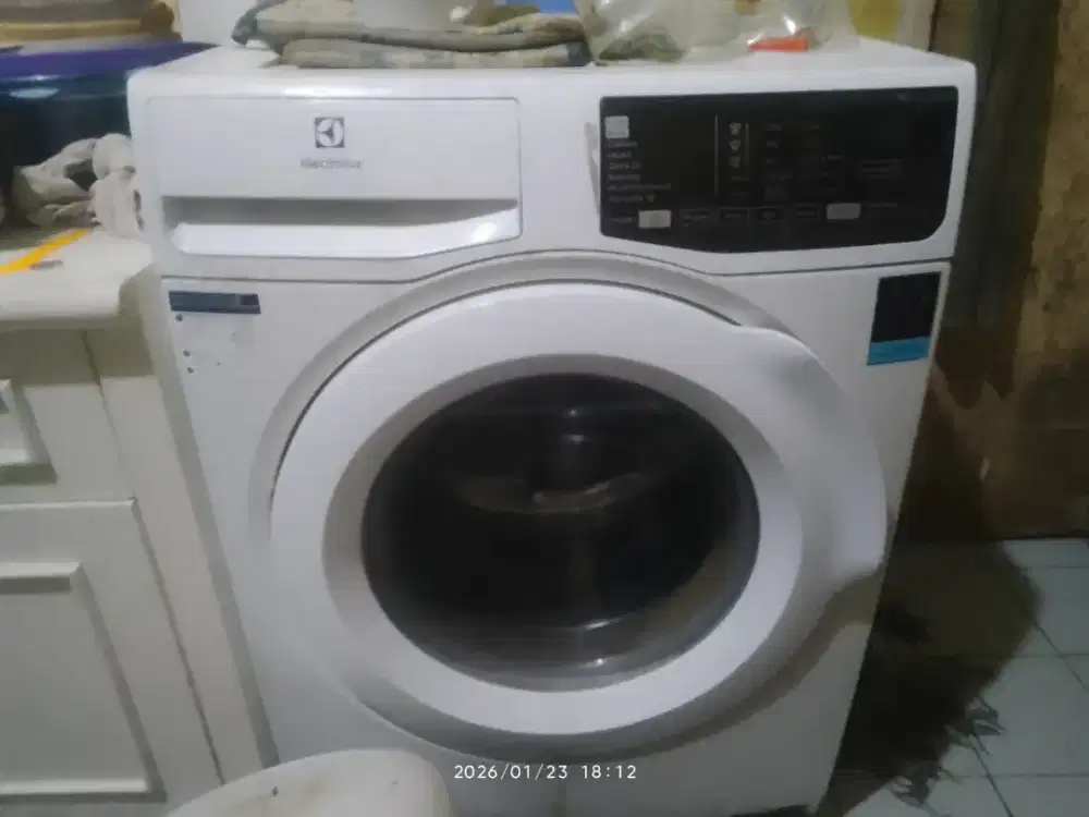 Di jual mesin cuci bagus masih sangat mulus Merk ELEKTROLUX Segera.