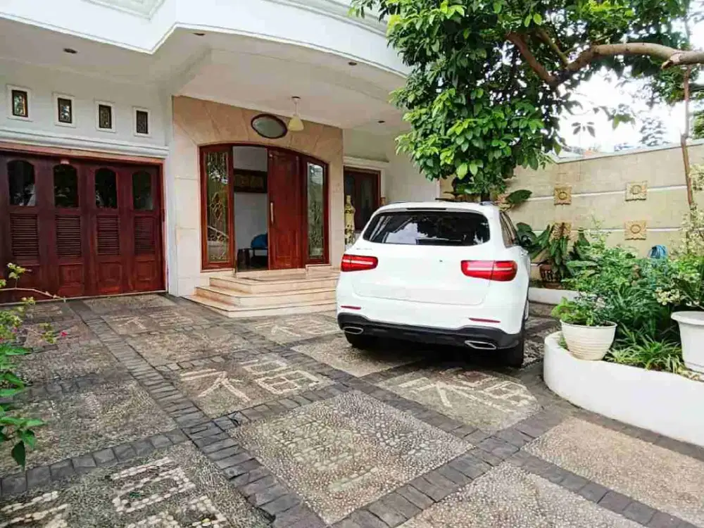 DIJUAL RUMAH 2 LANTAI TERAWAT ADA ROOFTOP DEKAT PASAR RAYA DI KEBAYORAN BARU JAKARTA SELATAN