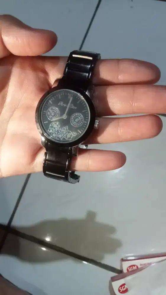 Paris Hilton jam tangan wanita