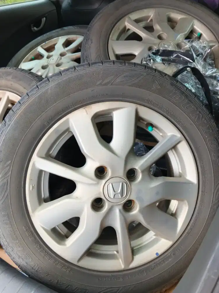 1 set velg mobil & ban bekas Honda brio satya