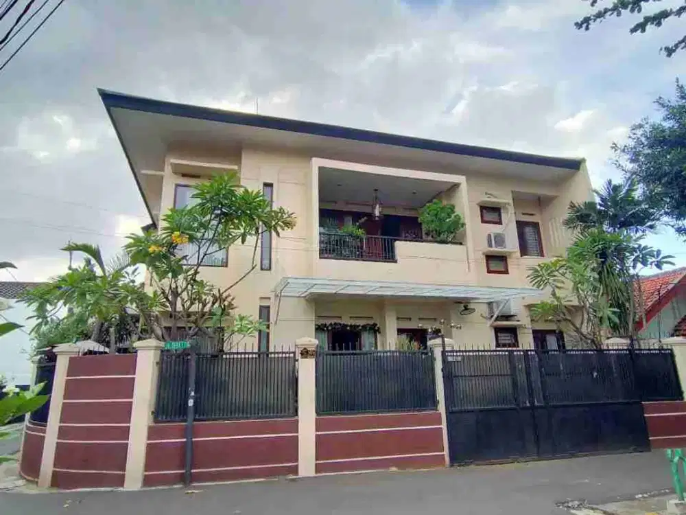 DIJUAL RUMAH 2,5 LANTAI CANTIK HOEK DEPAN TAMAN SIAP HUNI DI TEBET TIMUR DEKAT ECO PARK