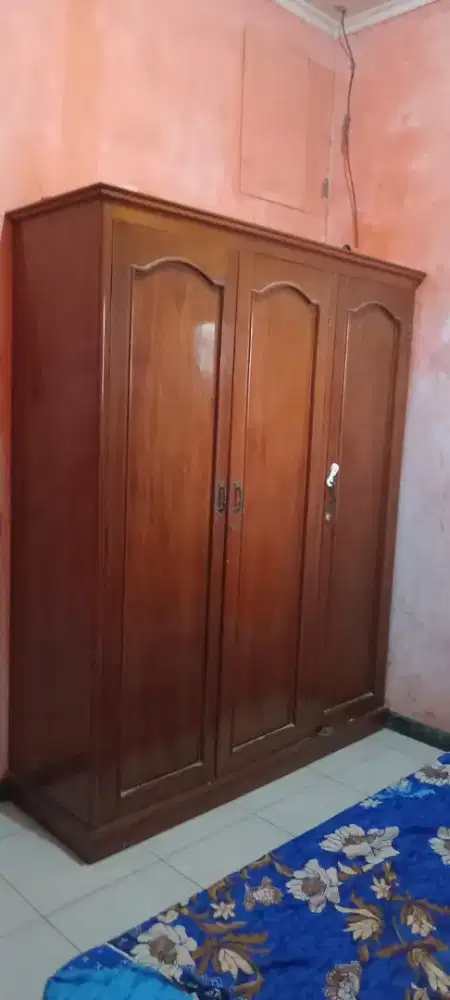 Di jual lemari jati asli sangat berat ukuran besar 3 pintu masih bagus
