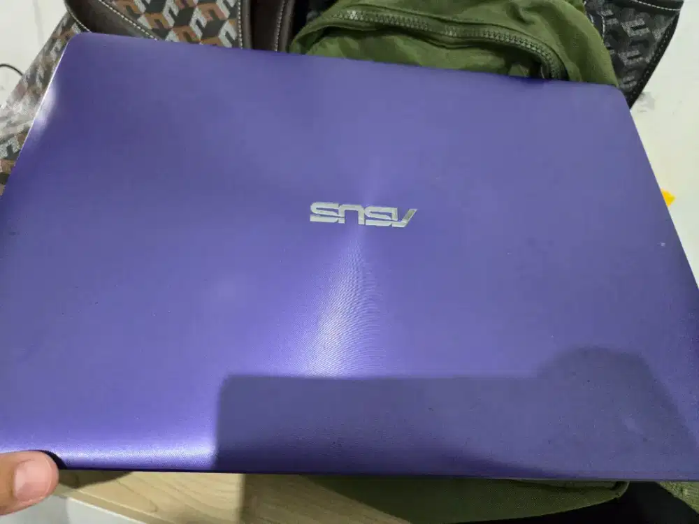 Laptop ASUS warna ungu