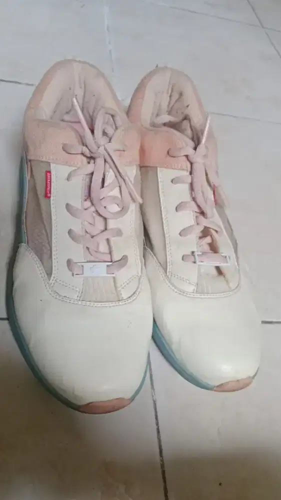 Sepatu snikers wanita