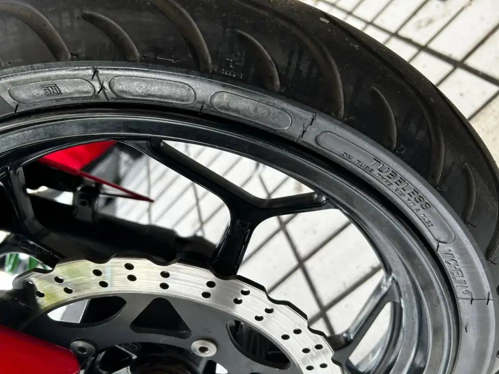 Ban Pilot Street 110/70-17 Depan