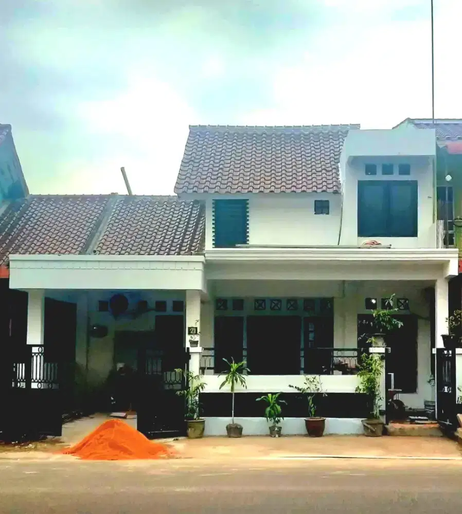 Disewakan Rumah Strategis di jalan utama , baru renov