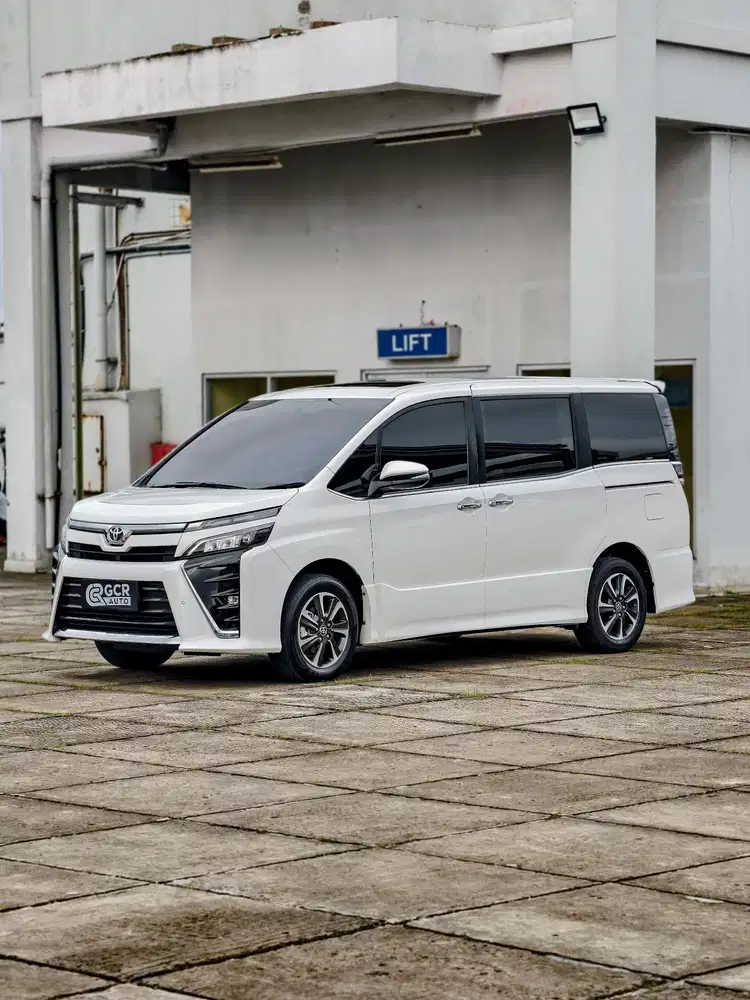 LOW ODO 25RB RECORD! TOYOTA VOXY 2.0 AT SUNROOF 2021