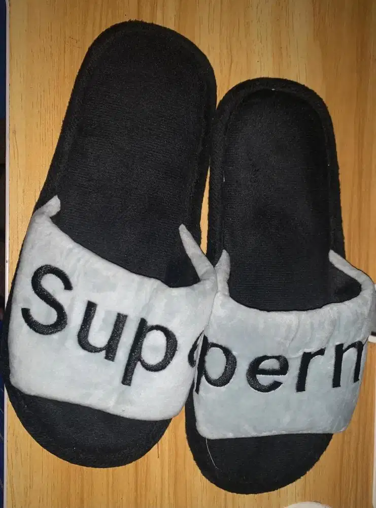 Sandal bulu dalam rumah