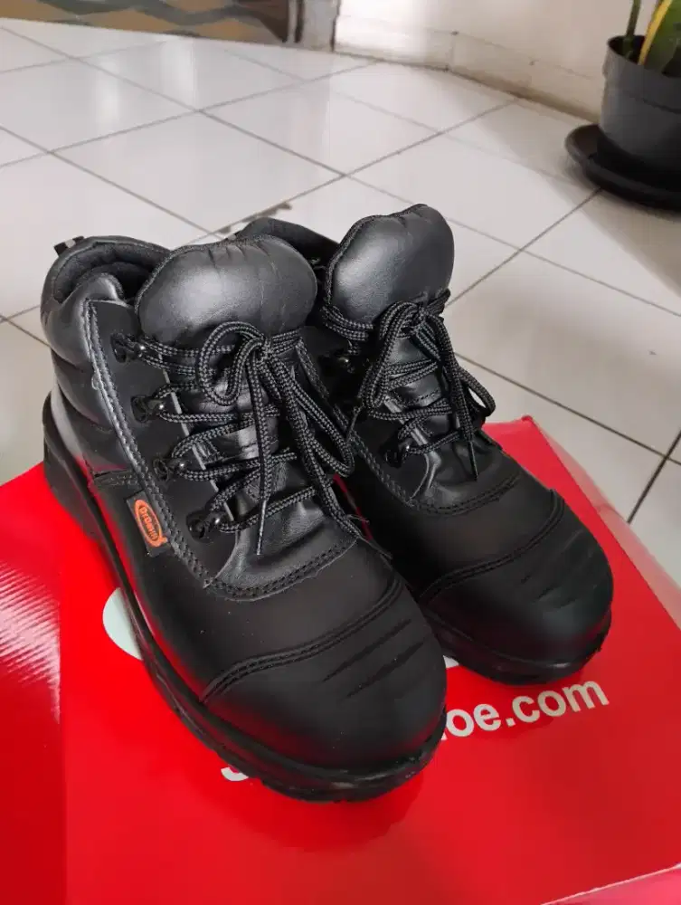 Sepatu safety DR.OSHA