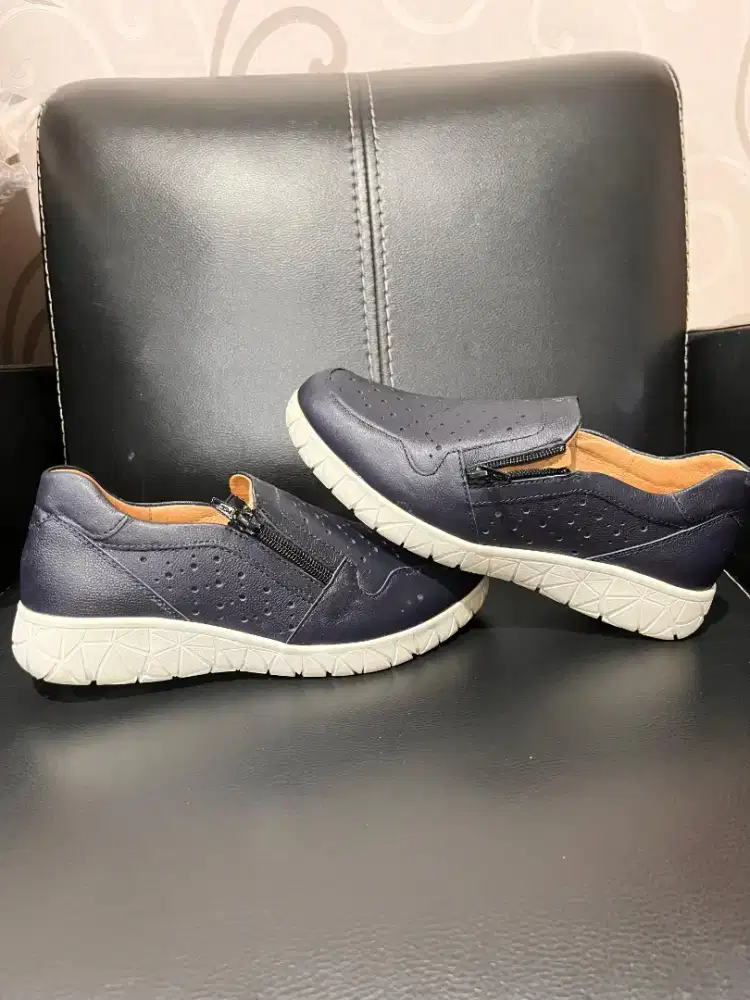 Sepatu Slip On Wanita – Preloved, Nyaman & Ringan