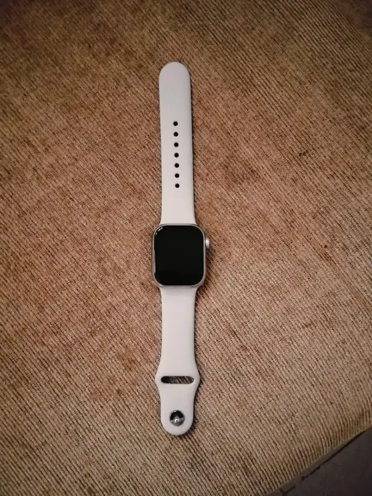 Jam tangan Apple Watch SE.