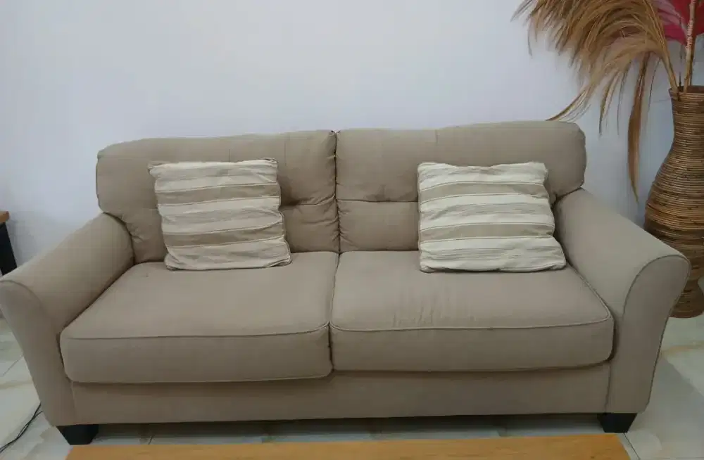 sofa bekas 8 tahun merk informa