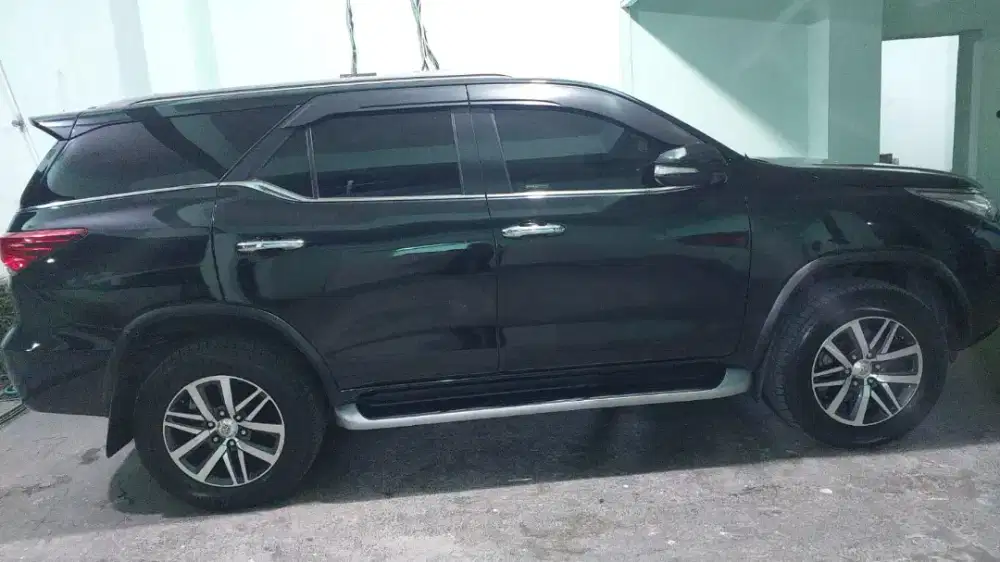 Fortuner milik pribadi ,body mulus seperti baru ,milik pribadi.