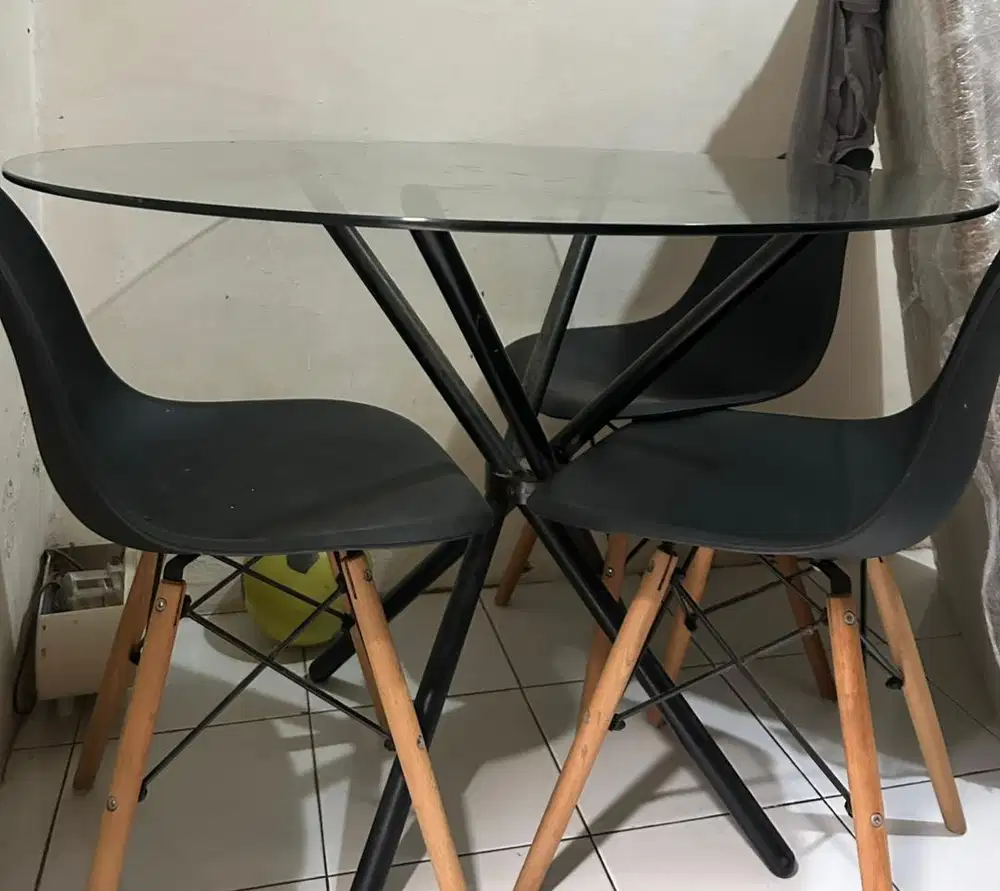 Meja Makan Kaca
