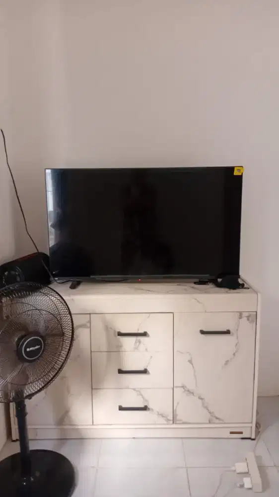 Dijual tv thosiba 43inc sama bufet nya