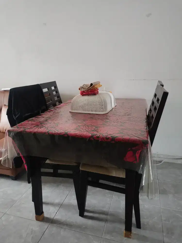 MEJA MAKAN 4 KURSI