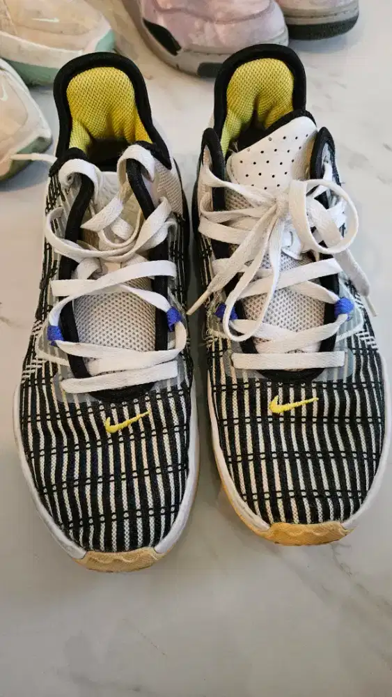 Sepatu nike asli bekas