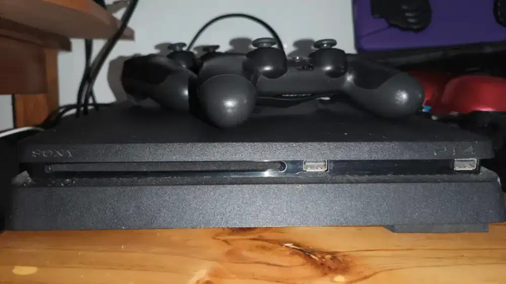 ps4 pro 1TB + bonus 2 stick