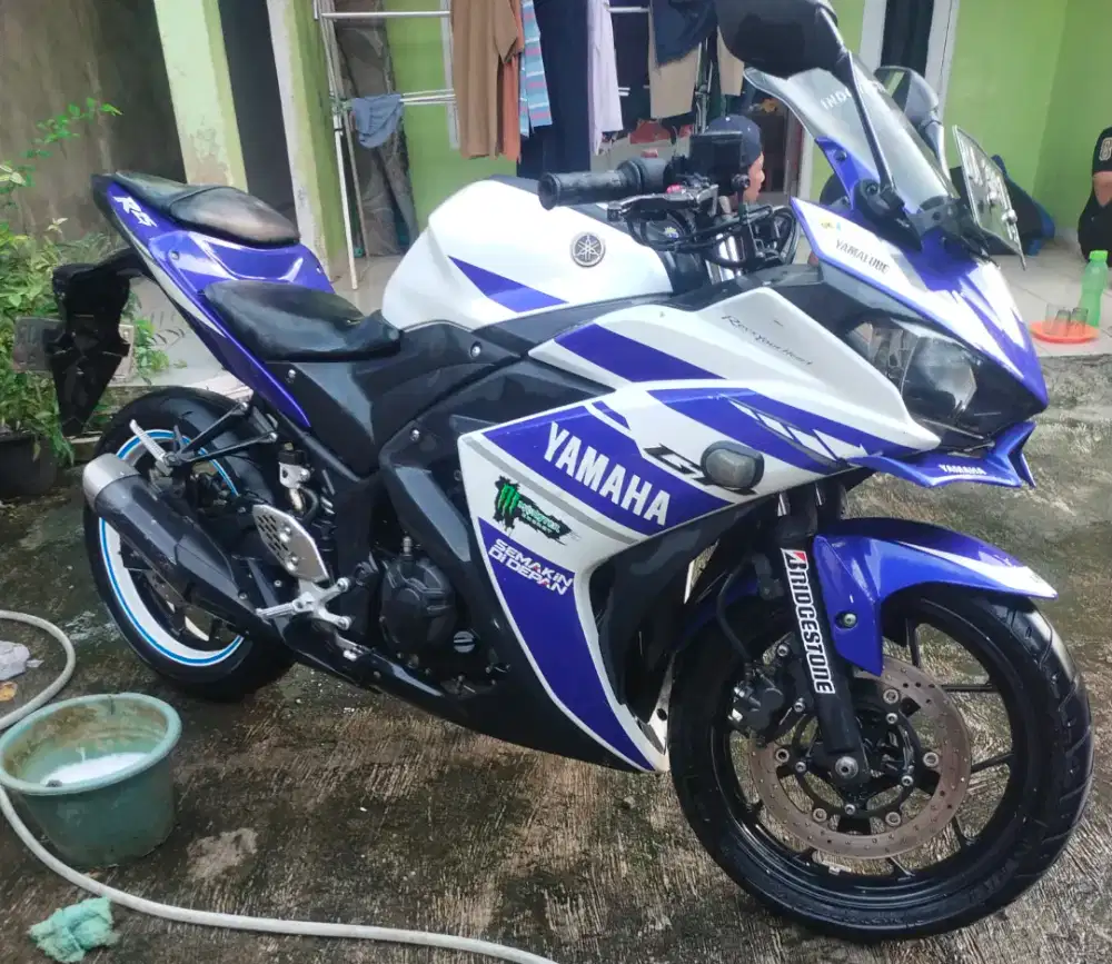 Dijual motor Yamaha R25 mulus.