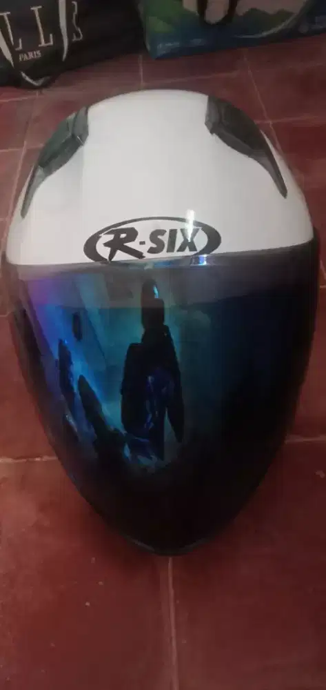 Helm r.six Rancamanyar