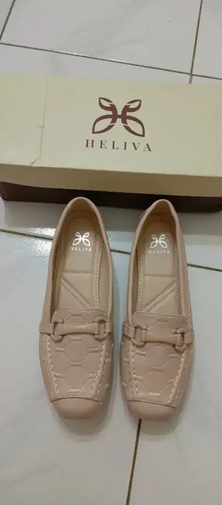 Sepatu fashion Heliva, hak 1cm, sangat empuk.Ukuran 36.Baru gress.