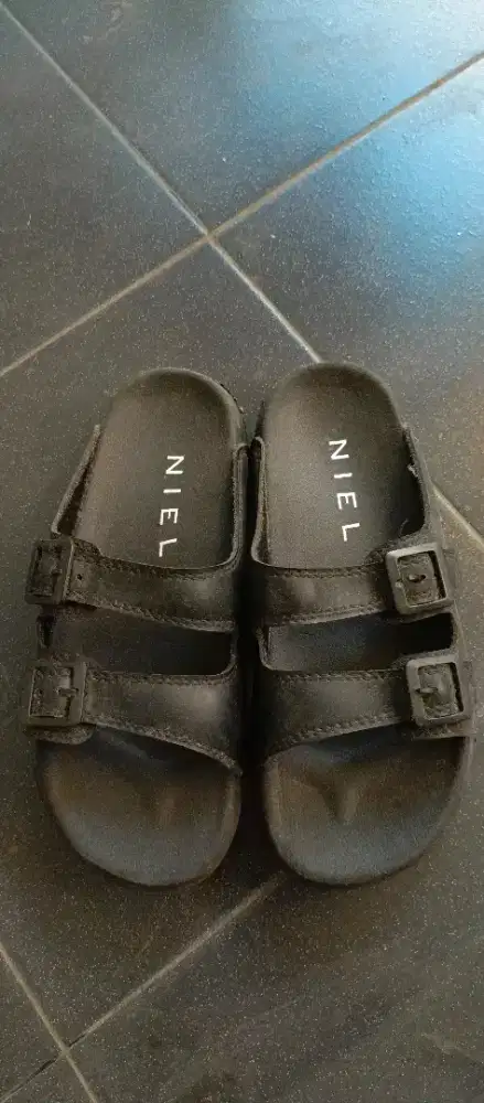 Sandal ukuran 36. Masih bagus, layak pakai. Alas masih tebal.