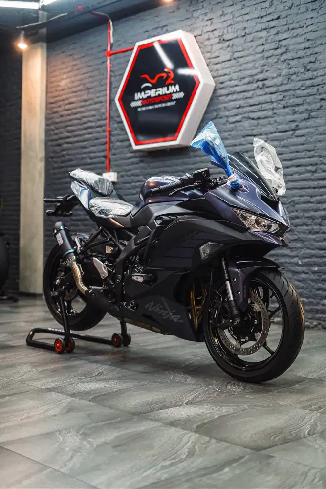 Kawasaki ZX25R ABS SE Metallic Mate Grey 2025