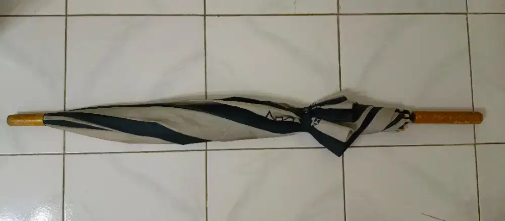 Payung lebar, muat sampai 3 orang. Tangkai payung ada patah 2 biji.