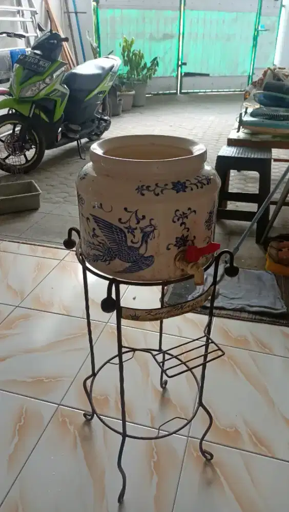 Guci Air minum dan Rak Besi