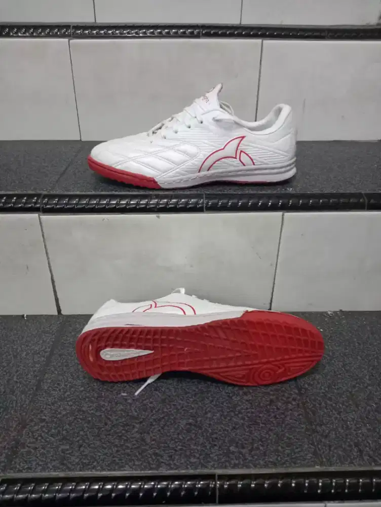Sepatu futsal putih merah