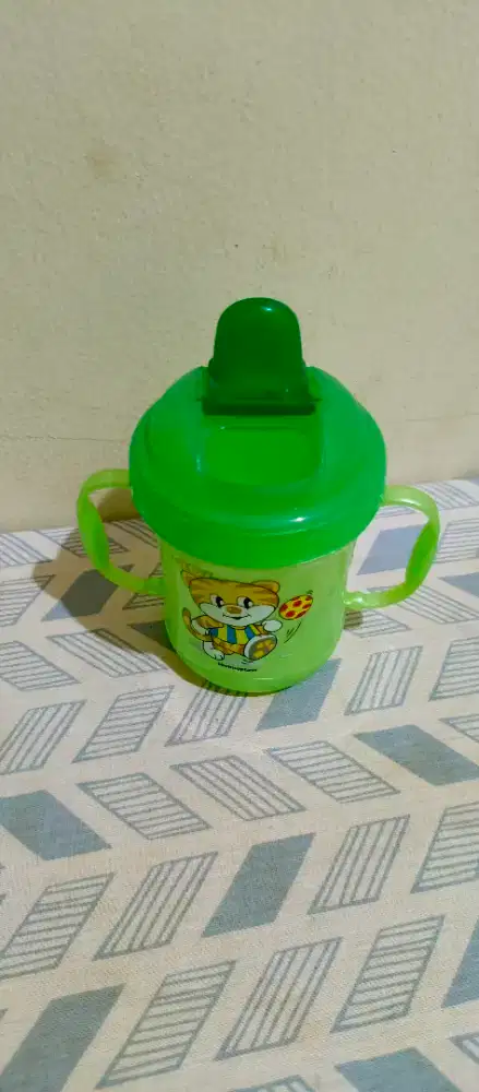 Gelas gagang plastik,untuk belajar minum pakai gelas.Tahap setelah dot
