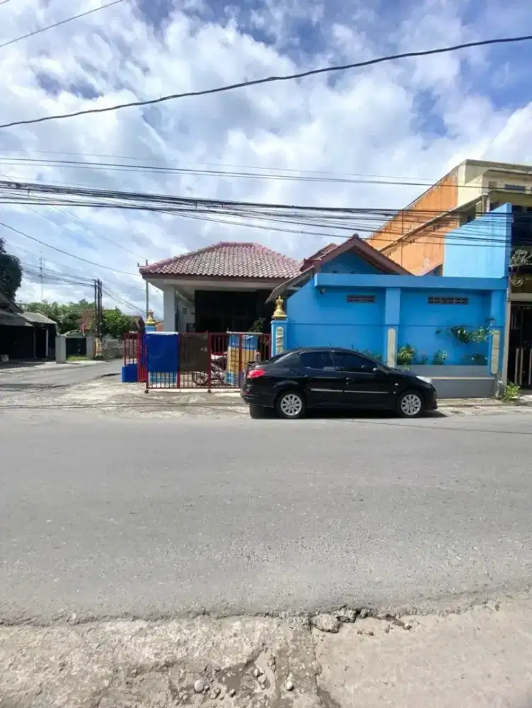 Rumah Strategis Pinggir Jalan Raya dekat Kampus Surya Global, UAD,