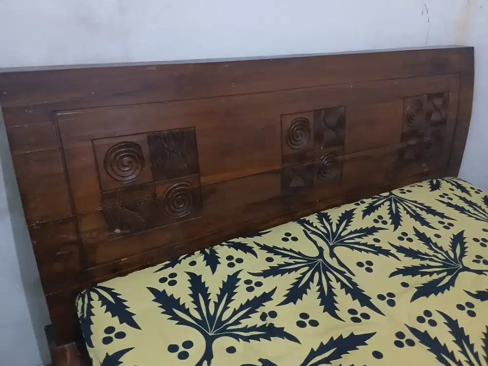 Tempat tidur kayu jati