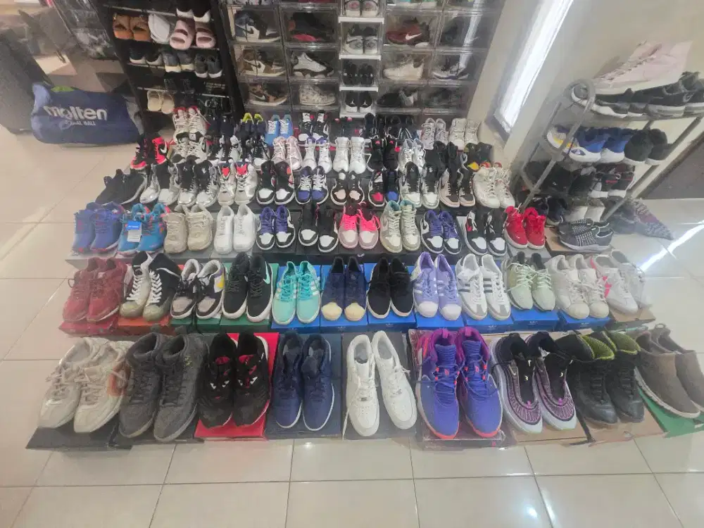 Jual Borongan 65 sepatu x 150rb Basket, Running, Bulutangkis, sneakers