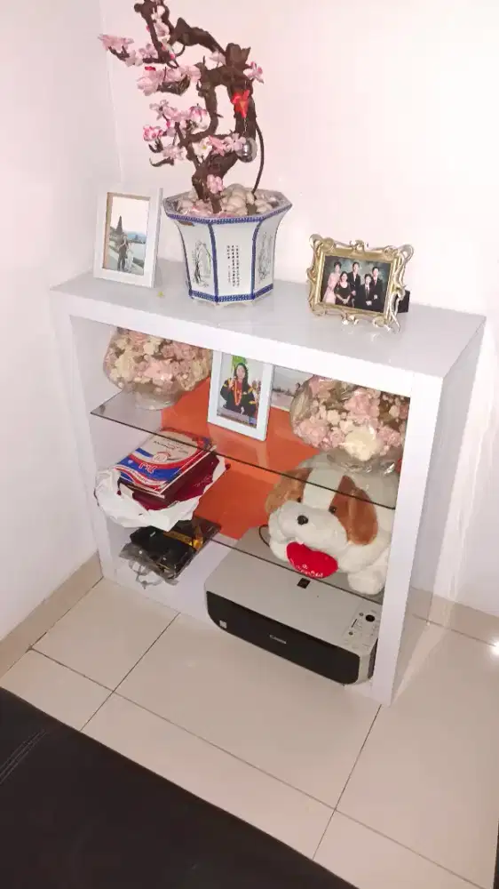 Kabinet second untuk pajangan