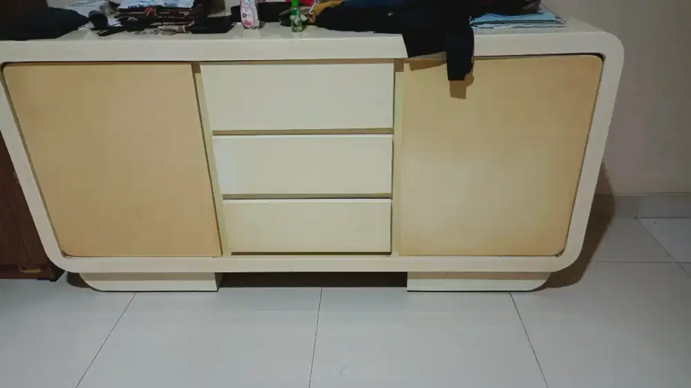 Lemari penyimpanan second