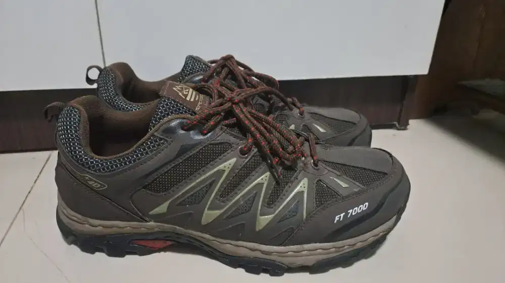 Sepatu spotec ukur 43